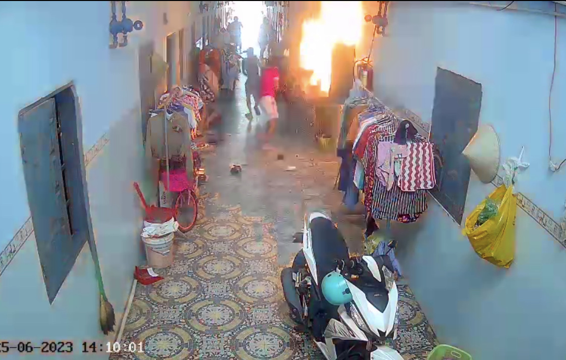 CLIP: Tiếng nổ phát ra từ phòng trọ khiến một trẻ nhỏ khóc thét
