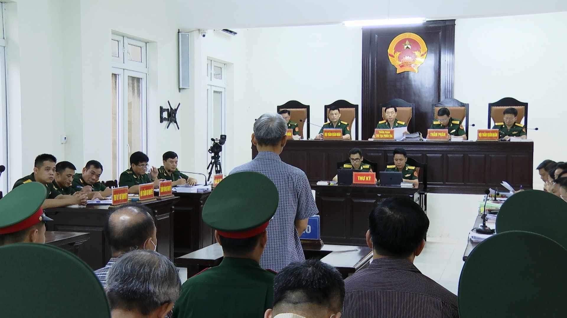 Cựu trung tướng cảnh sát biển cùng cựu 6 sĩ quan tham ô 50 tỉ đồng ra tòa - Ảnh 4.