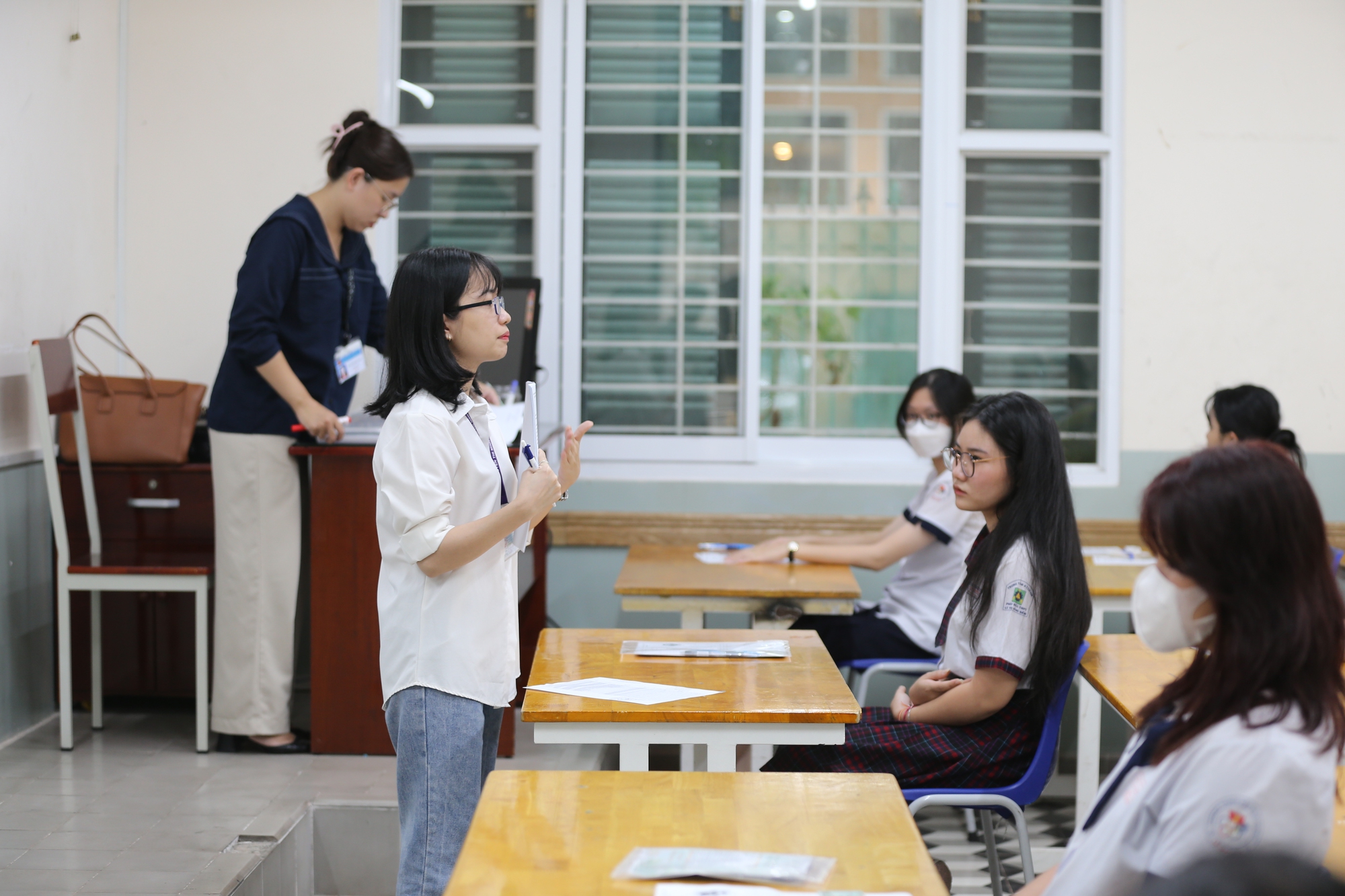 Thí sinh đi tay không đến làm thủ tục dự thi tốt nghiệp THPT - Ảnh 10.