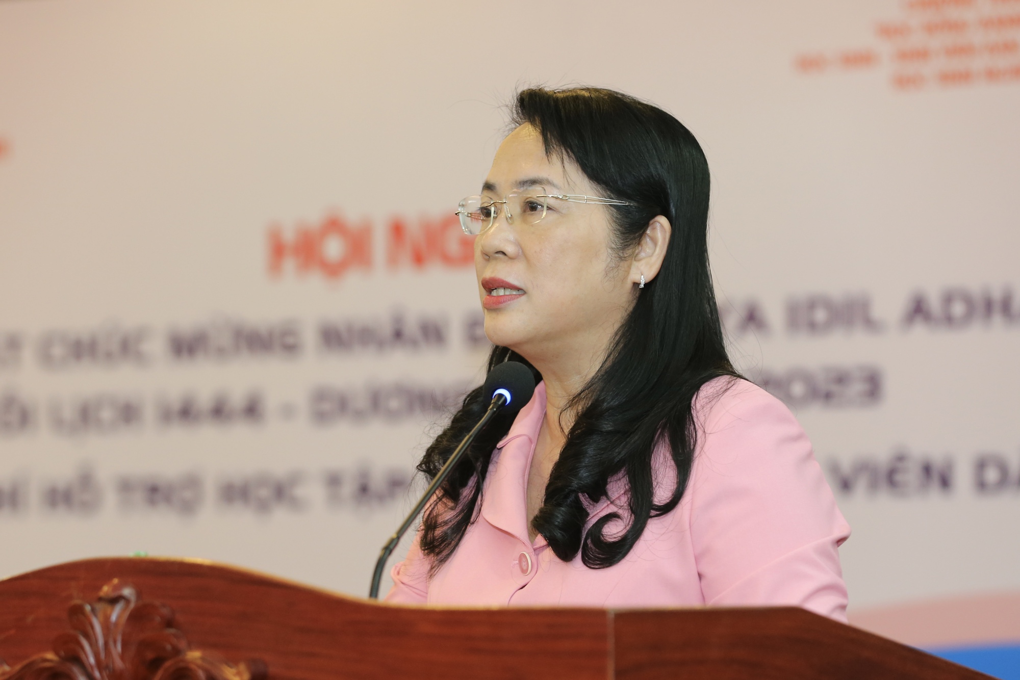 Trao 112 suất kinh ph&iacute; hỗ trợ học tập cho học sinh, sinh vi&ecirc;n d&acirc;n tộc Chăm - Ảnh 2.