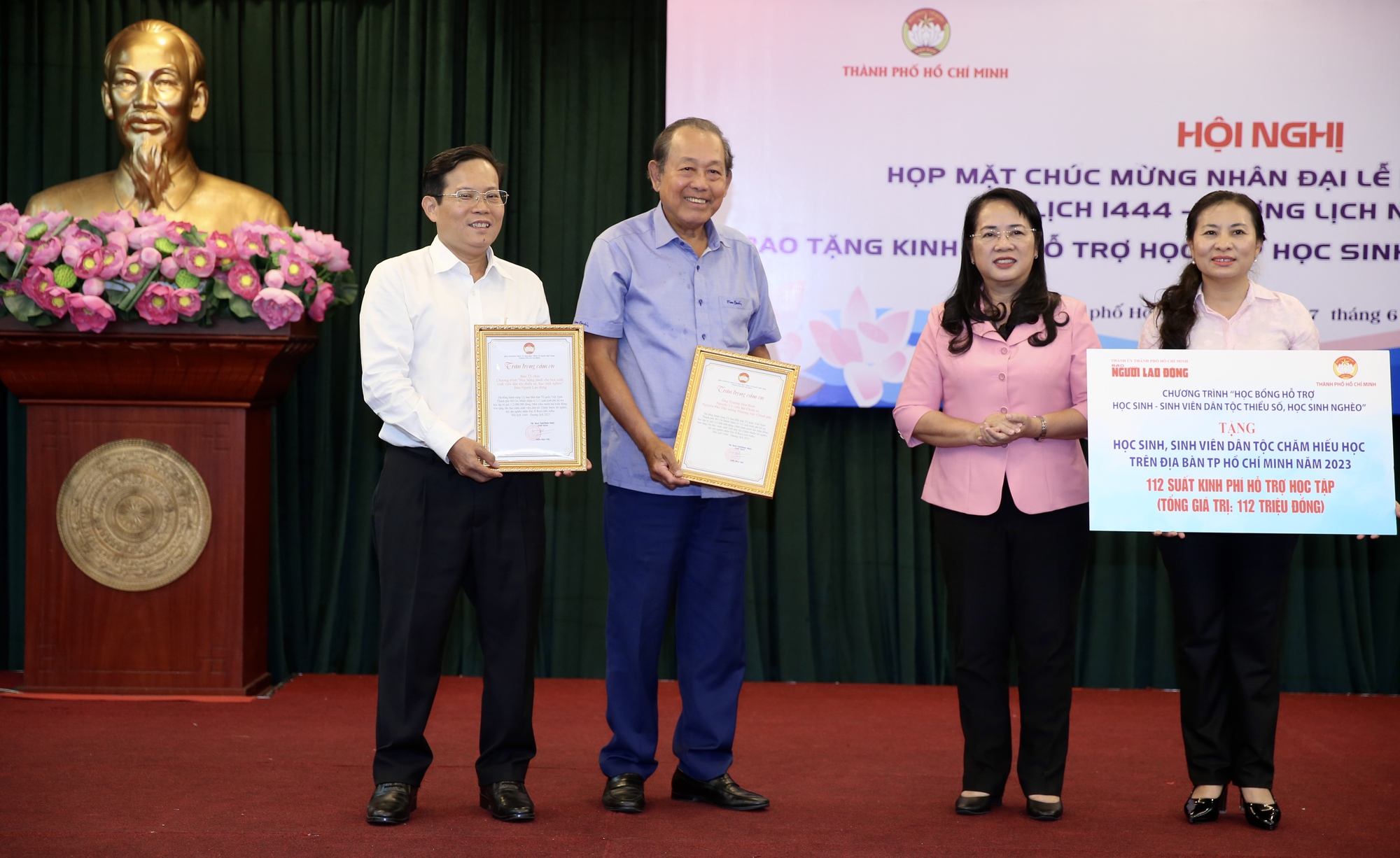 Trao 112 suất kinh ph&iacute; hỗ trợ học tập cho học sinh, sinh vi&ecirc;n d&acirc;n tộc Chăm - Ảnh 5.