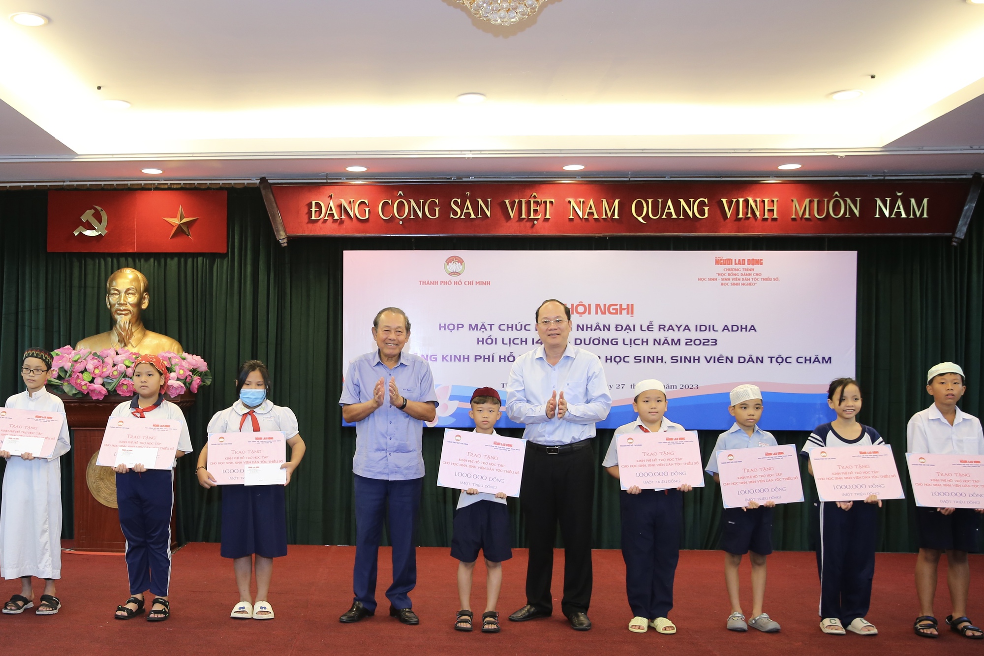Trao 112 suất kinh phí hỗ trợ học tập cho học sinh, sinh viên dân tộc Chăm