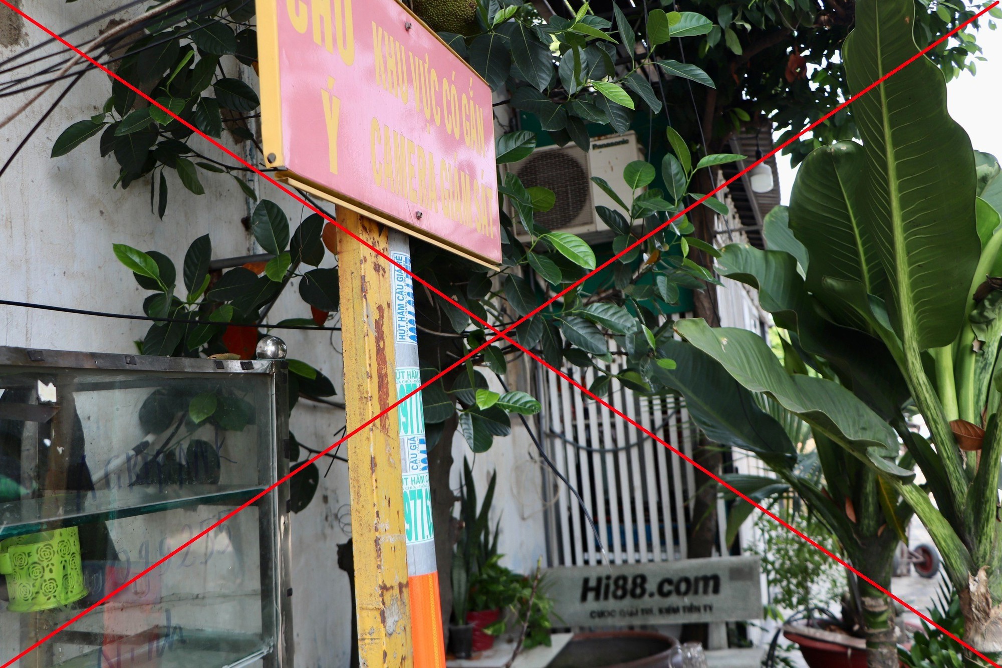 CLIP: 2 thanh ni&ecirc;n &aacute;o đen l&eacute;n l&uacute;t với ghế đ&aacute; ở TP Thủ Đức - Ảnh 4.