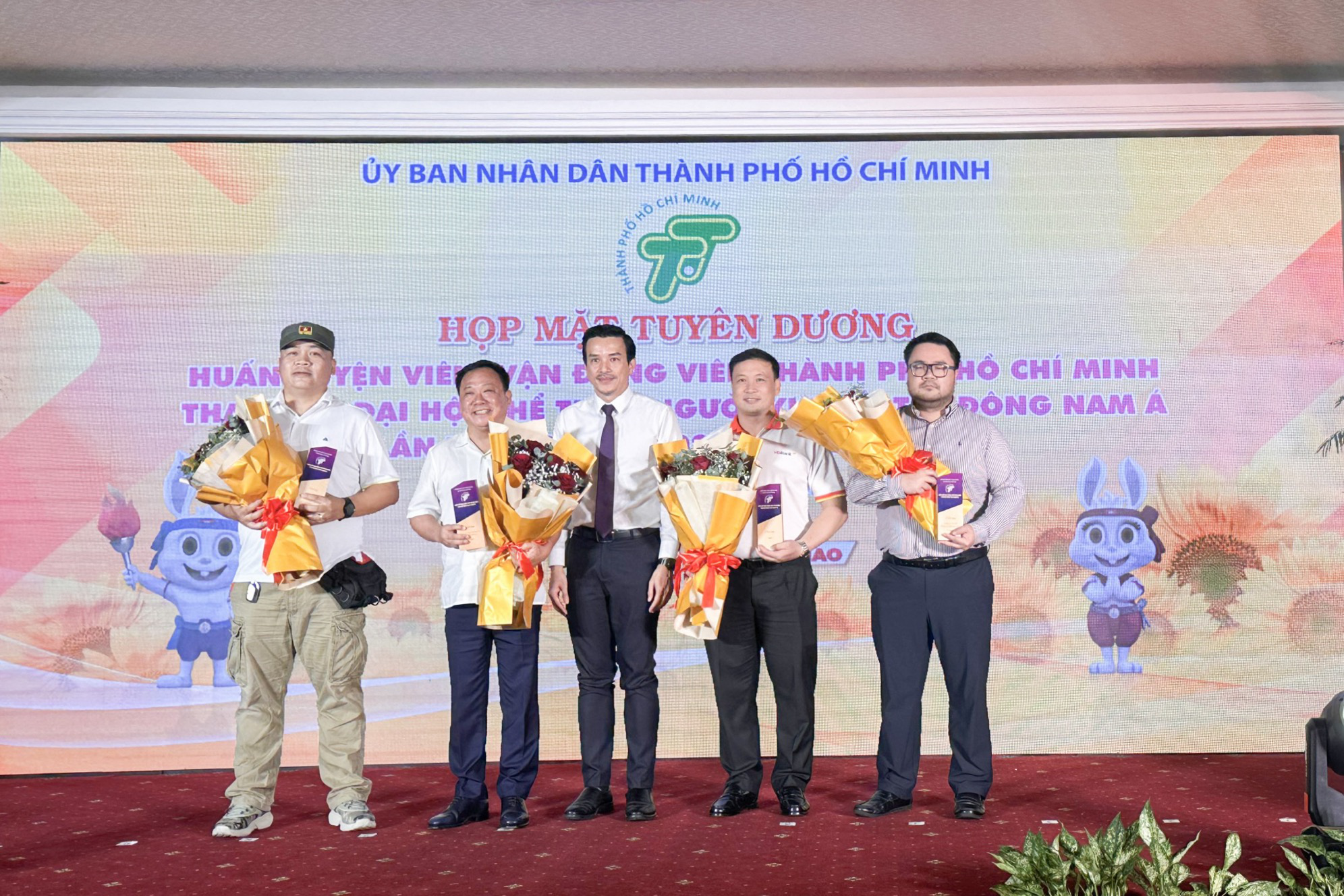 Doanh nghiệp TP HCM khen thưởng cho các VĐV tham gia ASEAN Paragames 12