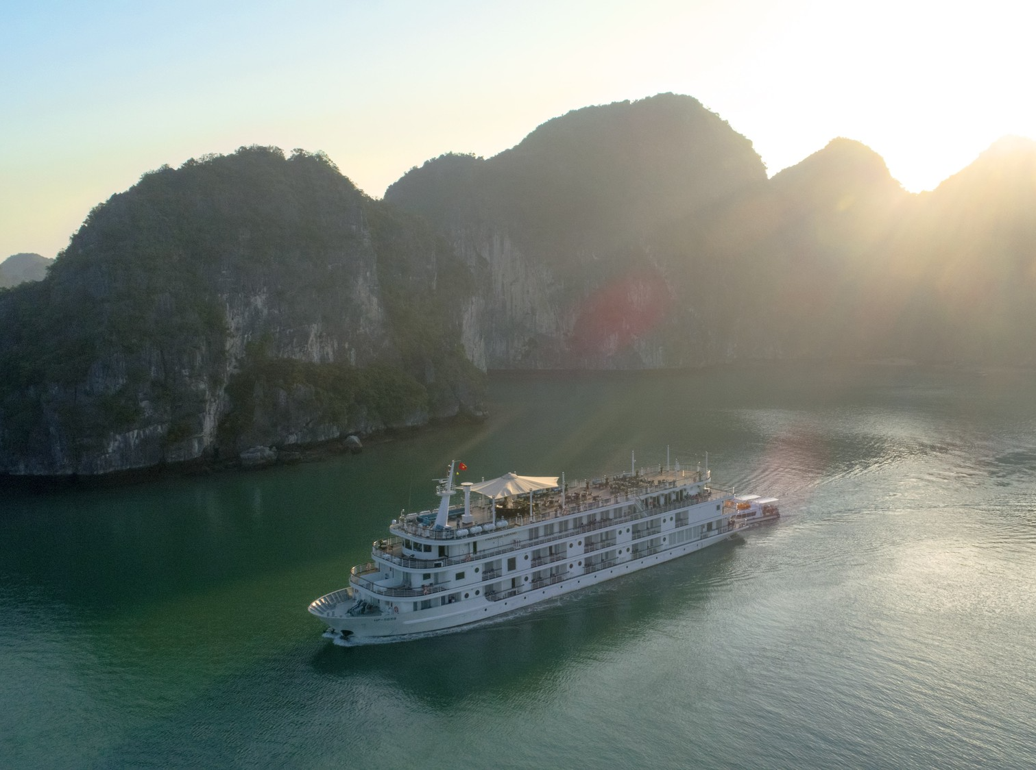 Cùng Vietravel tận hưởng kỳ nghỉ trong mơ ở “resort nổi” trên vịnh Lan Hạ