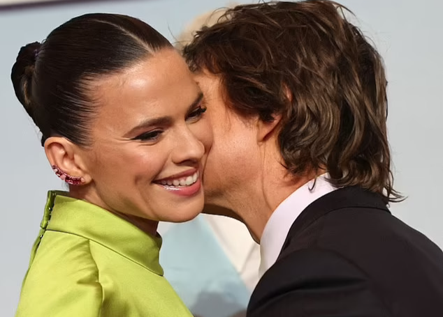 Tom Cruise thân mật với “tình cũ tin đồn” trên thảm đỏ