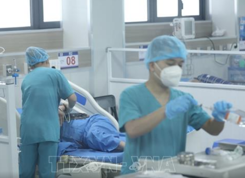 Dịch COVID-19 hôm nay: Ca mắc giảm, bệnh nhân nặng tăng