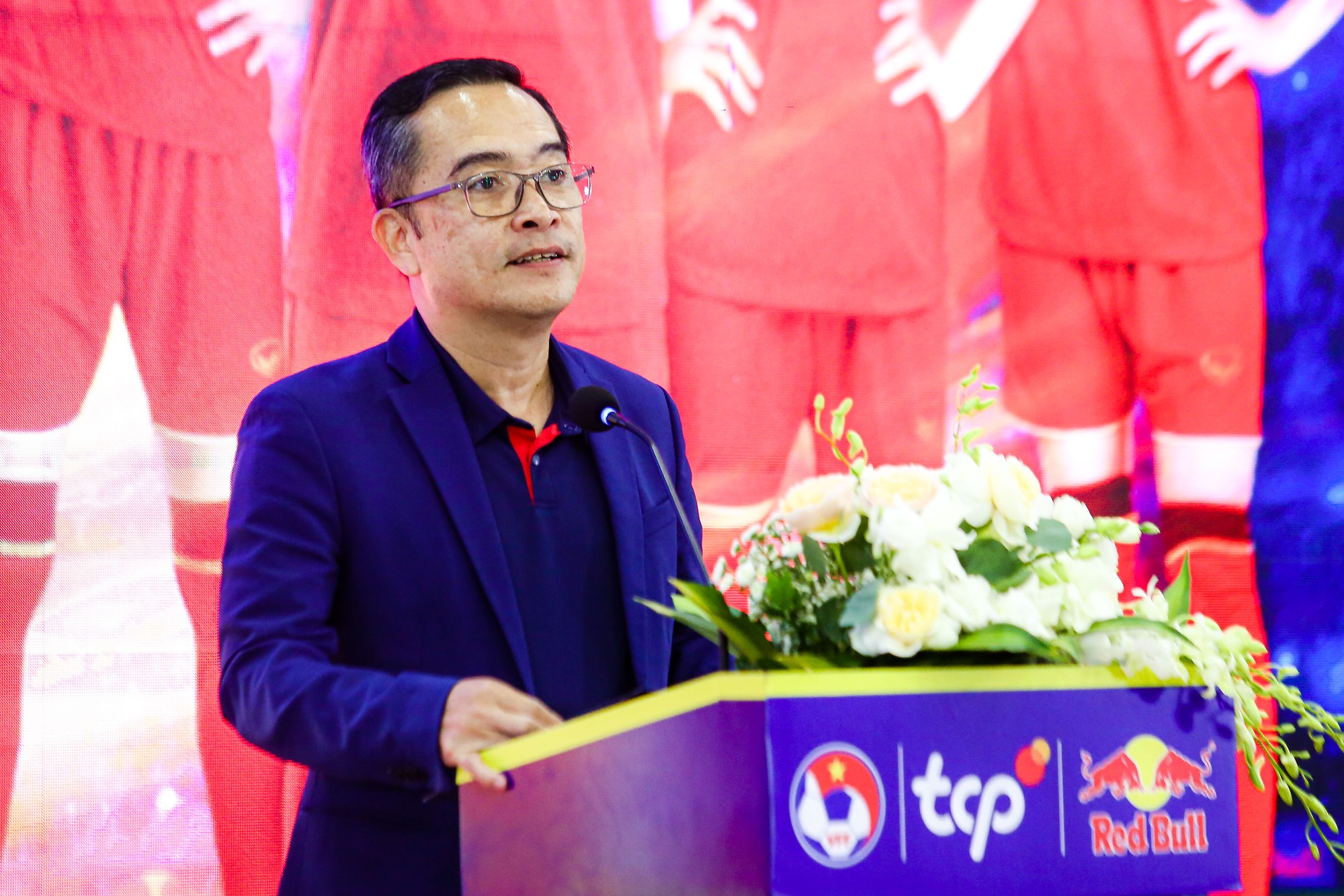 Tặng tuyển b&oacute;ng đ&aacute; nữ Việt Nam 1 tỉ đồng v&agrave; 36 chỉ v&agrave;ng khắc t&ecirc;n trước thềm World Cup - Ảnh 4.