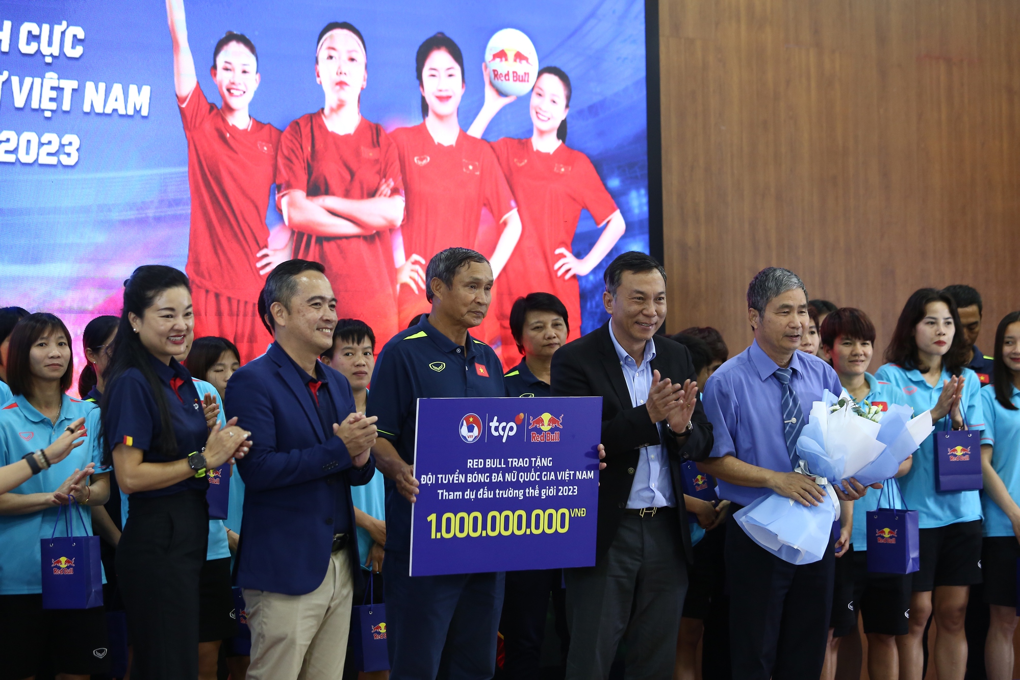 Tặng tuyển b&oacute;ng đ&aacute; nữ Việt Nam 1 tỉ đồng v&agrave; 36 chỉ v&agrave;ng khắc t&ecirc;n trước thềm World Cup - Ảnh 1.