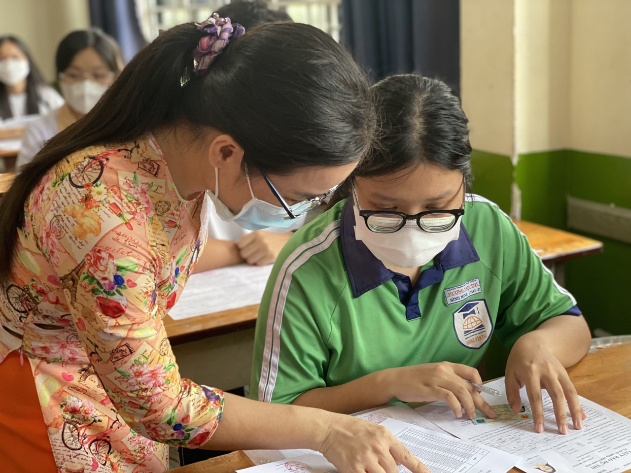 Thí sinh đi tay không đến làm thủ tục dự thi tốt nghiệp THPT - Ảnh 3.