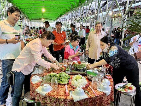 Tôn vinh gia đình công nhân tiêu biểu - Ảnh 1.