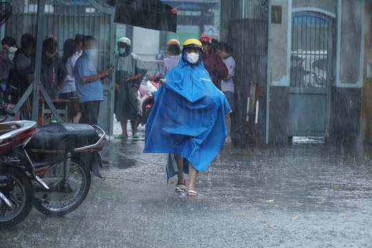 Thí sinh đi tay không đến làm thủ tục dự thi tốt nghiệp THPT - Ảnh 8.