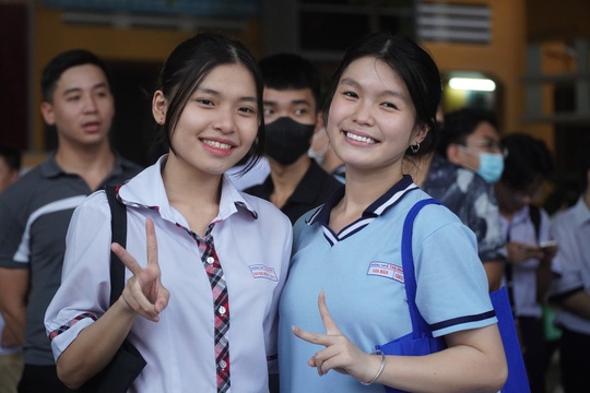 Thí sinh đi tay không đến làm thủ tục dự thi tốt nghiệp THPT - Ảnh 5.