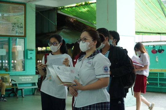 Thí sinh đi tay không đến làm thủ tục dự thi tốt nghiệp THPT - Ảnh 4.