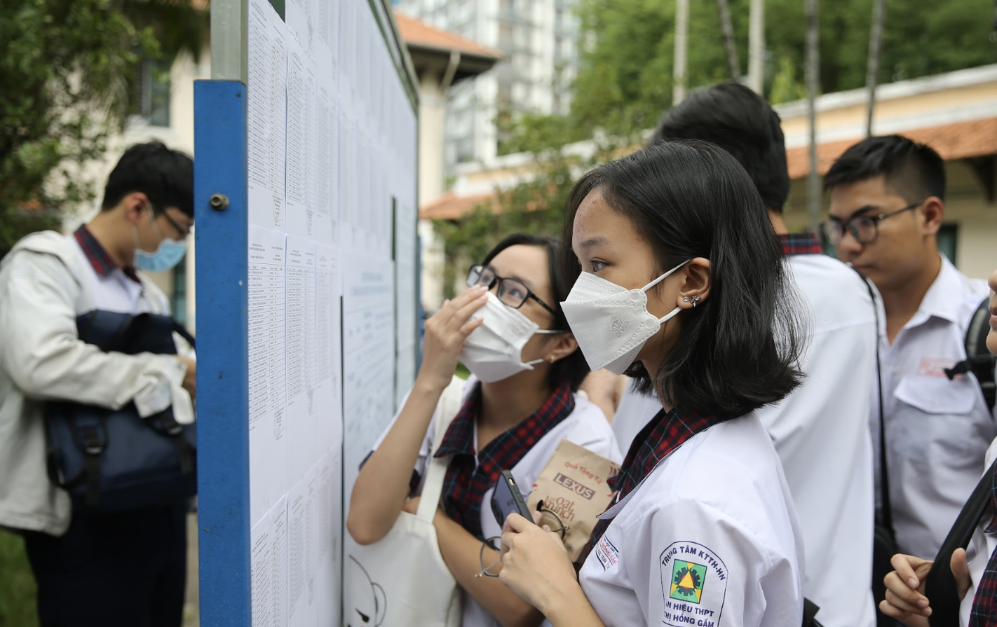 Thí sinh đi tay không đến làm thủ tục dự thi tốt nghiệp THPT - Ảnh 12.