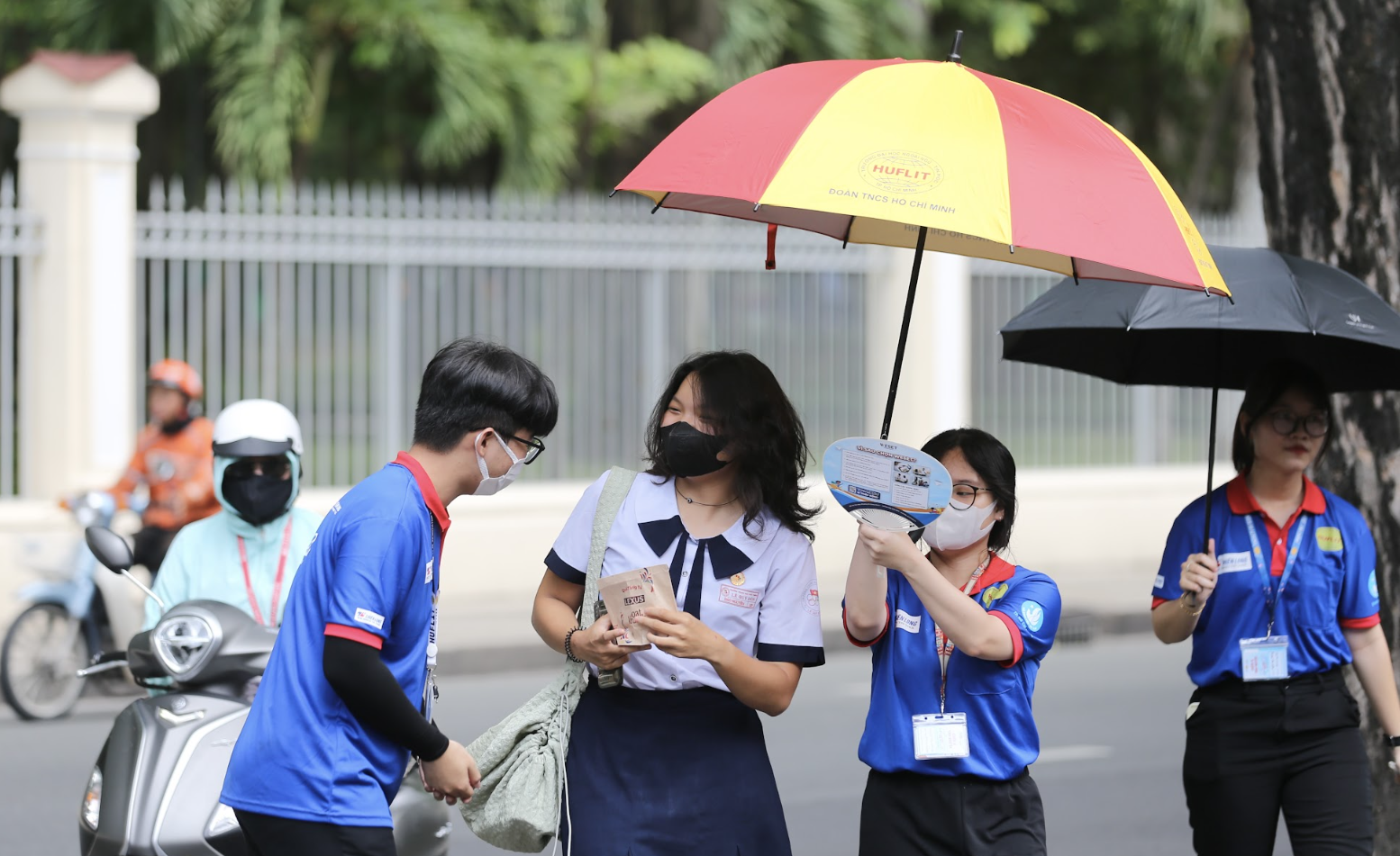 Thí sinh đi tay không đến làm thủ tục dự thi tốt nghiệp THPT - Ảnh 11.