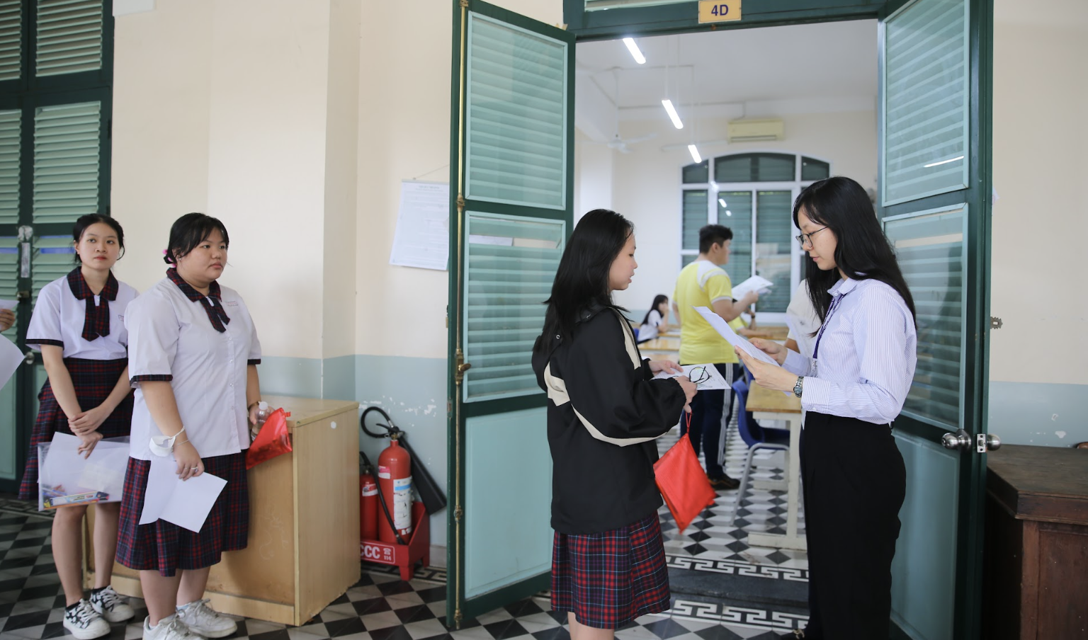 Thí sinh đi tay không đến làm thủ tục dự thi tốt nghiệp THPT - Ảnh 13.