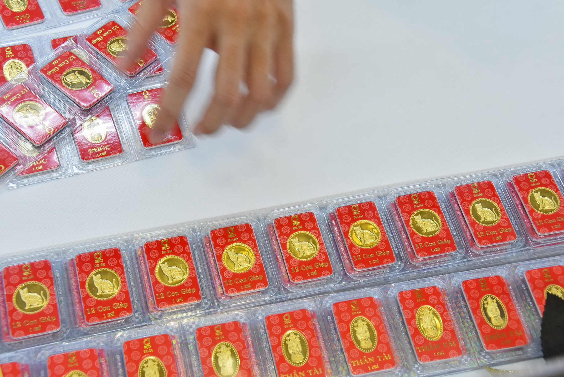 Gi&aacute; v&agrave;ng h&ocirc;m nay 28-6: Giảm sốc trước sức &eacute;p của đồng USD v&agrave; chứng kho&aacute;n - Ảnh 1.