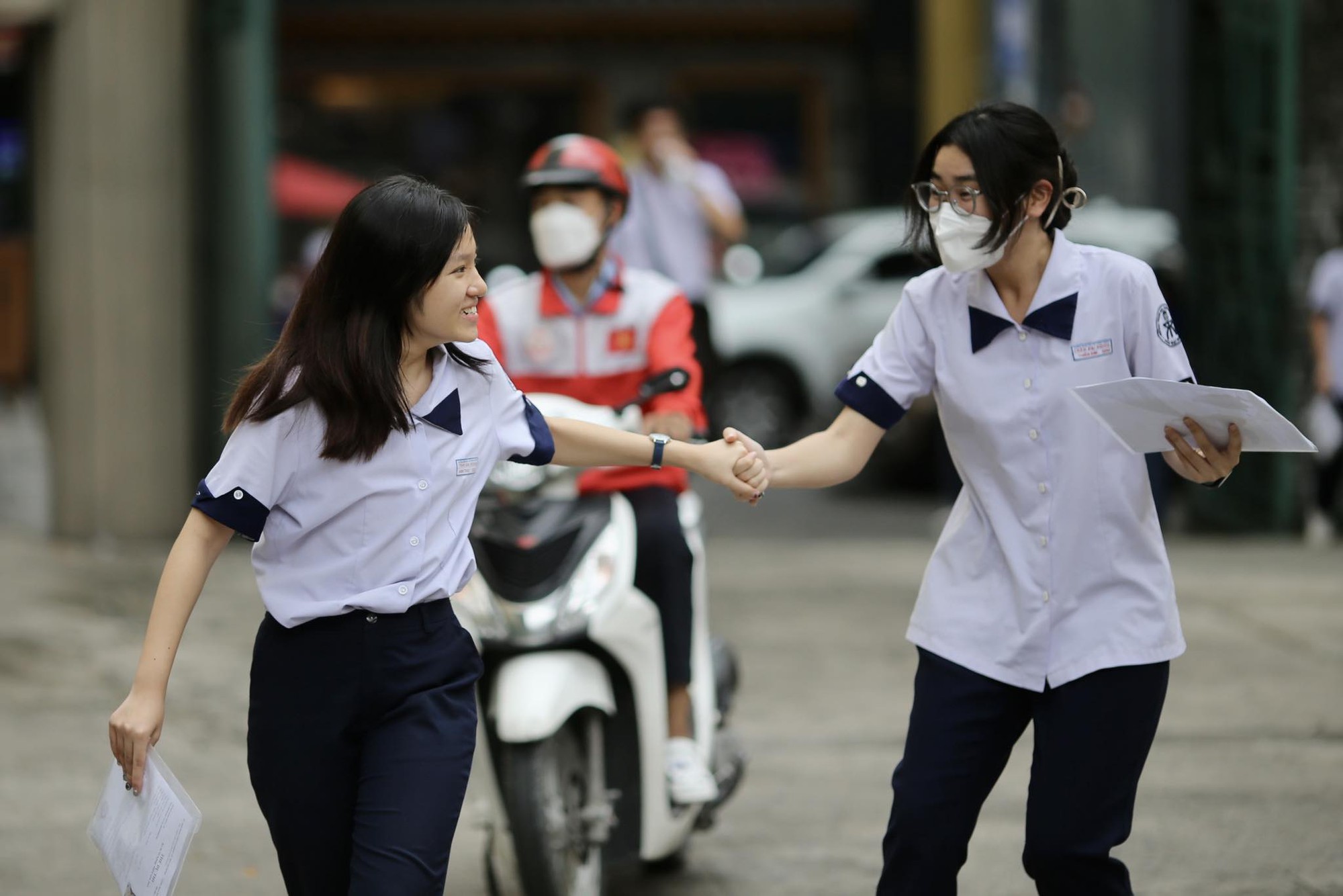 TP HCM: 2 thí sinh được đặc cách, đón xem gợi ý giải đề môn toán - Ảnh 2.