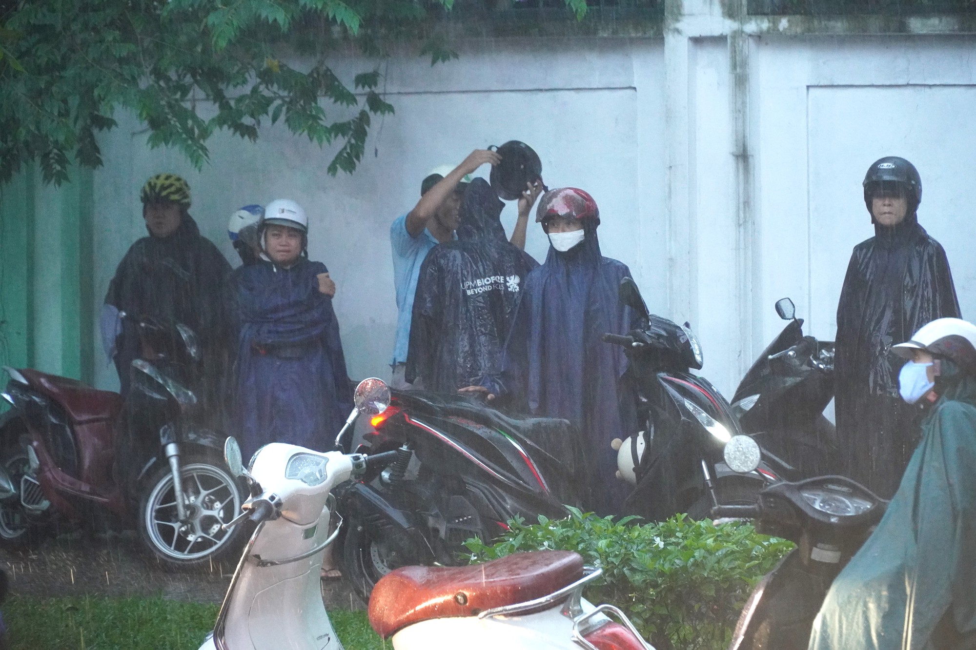 H&igrave;nh ảnh phụ huynh dầm mưa đ&oacute;n con trong cơn mưa lớn ở TP HCM  - Ảnh 10.