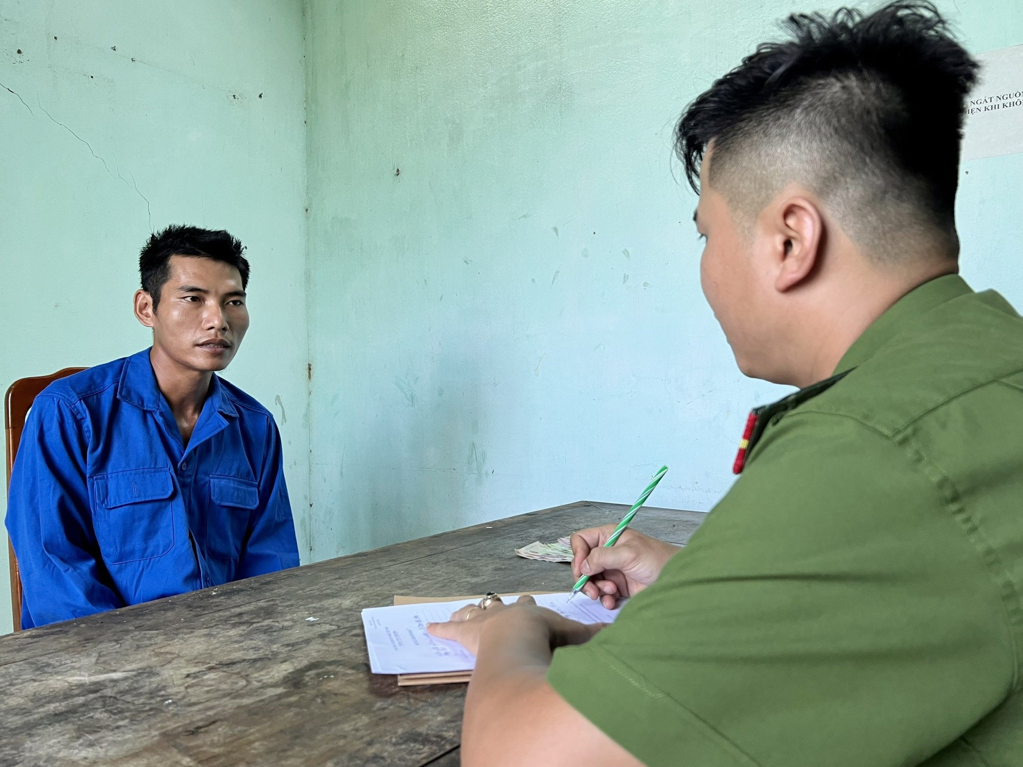 H&agrave;nh động lạ của t&ecirc;n cướp giả vờ hỏi ranh giới c&aacute;c thửa đất - Ảnh 1.