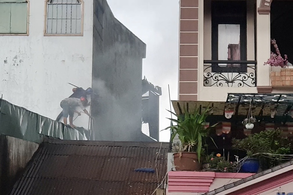 Căn nh&agrave; ở Ph&uacute; Nhuận nghi ng&uacute;t kh&oacute;i dưới cơn mưa tầm t&atilde; - Ảnh 1.