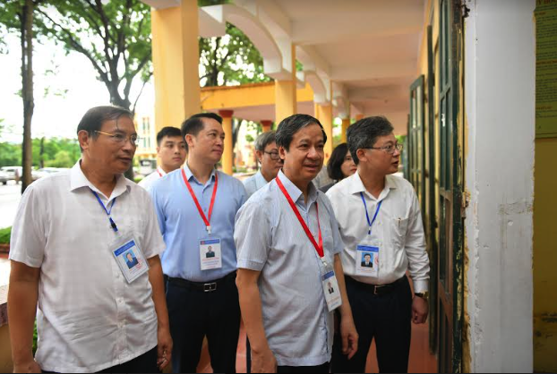 Bộ trưởng Nguyễn Kim Sơn lưu &yacute; c&aacute;n bộ coi thi trong buổi thi ngữ văn - Ảnh 3.