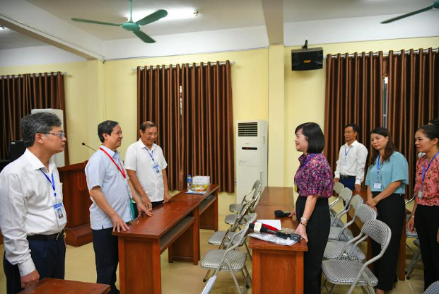 Bộ trưởng Nguyễn Kim Sơn lưu &yacute; c&aacute;n bộ coi thi trong buổi thi ngữ văn - Ảnh 2.