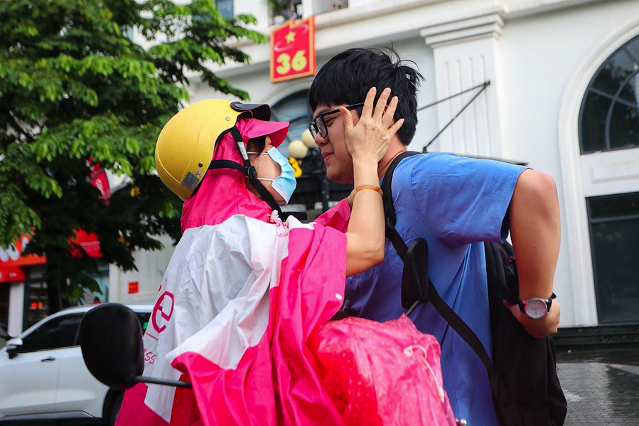 Bộ trưởng Nguyễn Kim Sơn lưu &yacute; c&aacute;n bộ coi thi trong buổi thi ngữ văn - Ảnh 4.