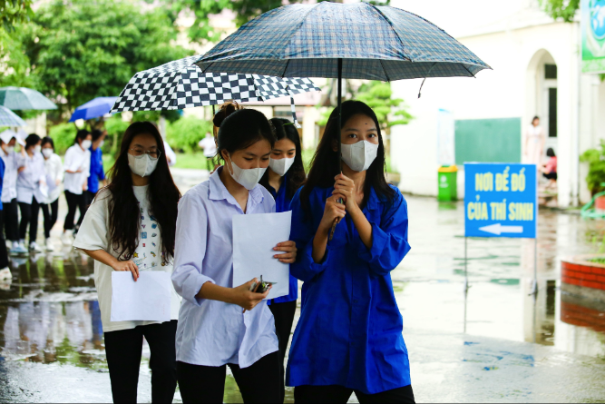 Bộ trưởng Nguyễn Kim Sơn lưu &yacute; c&aacute;n bộ coi thi trong buổi thi ngữ văn - Ảnh 7.