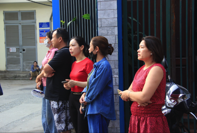 Bộ trưởng Nguyễn Kim Sơn lưu &yacute; c&aacute;n bộ coi thi trong buổi thi ngữ văn - Ảnh 8.