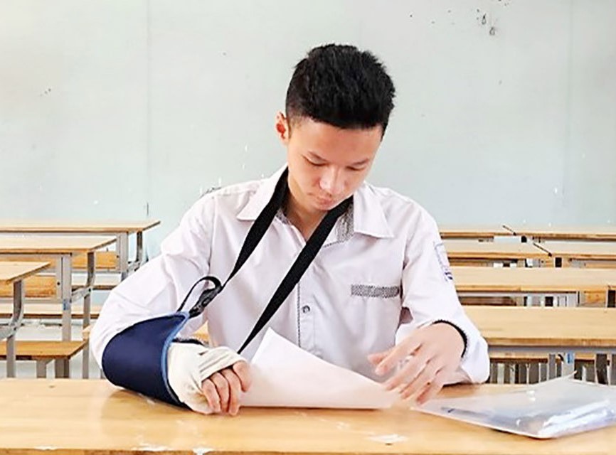 Thí sinh “đặc biệt” ngồi phòng riêng có người viết hộ bài thi tốt nghiệp