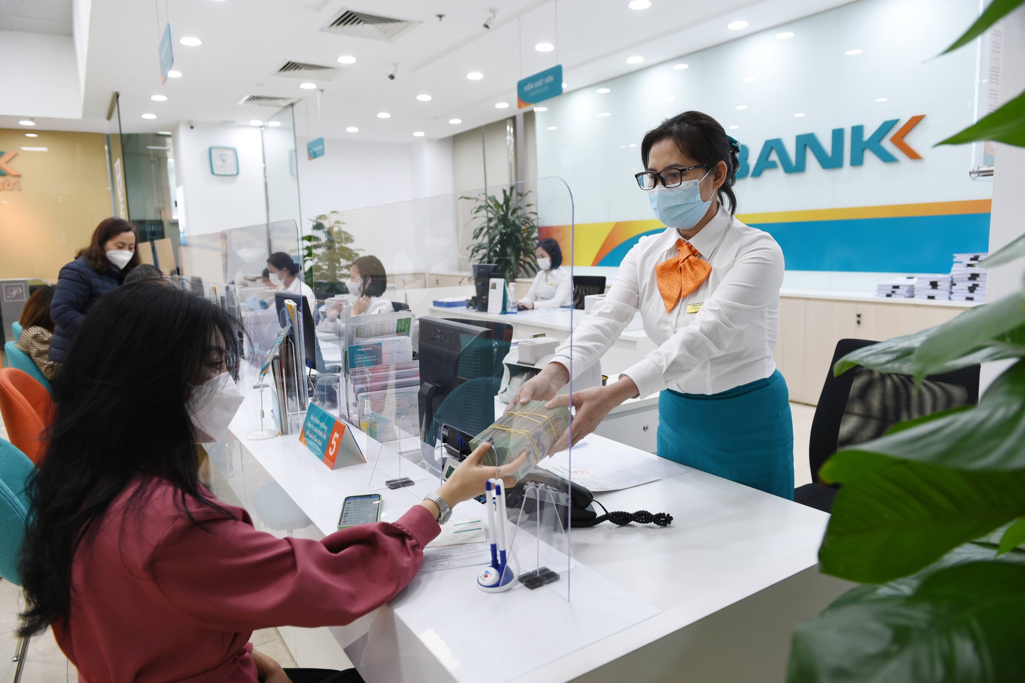 Xuống thấp bất ngờ, lãi suất tiền gửi 8%/năm dần “biến mất”
