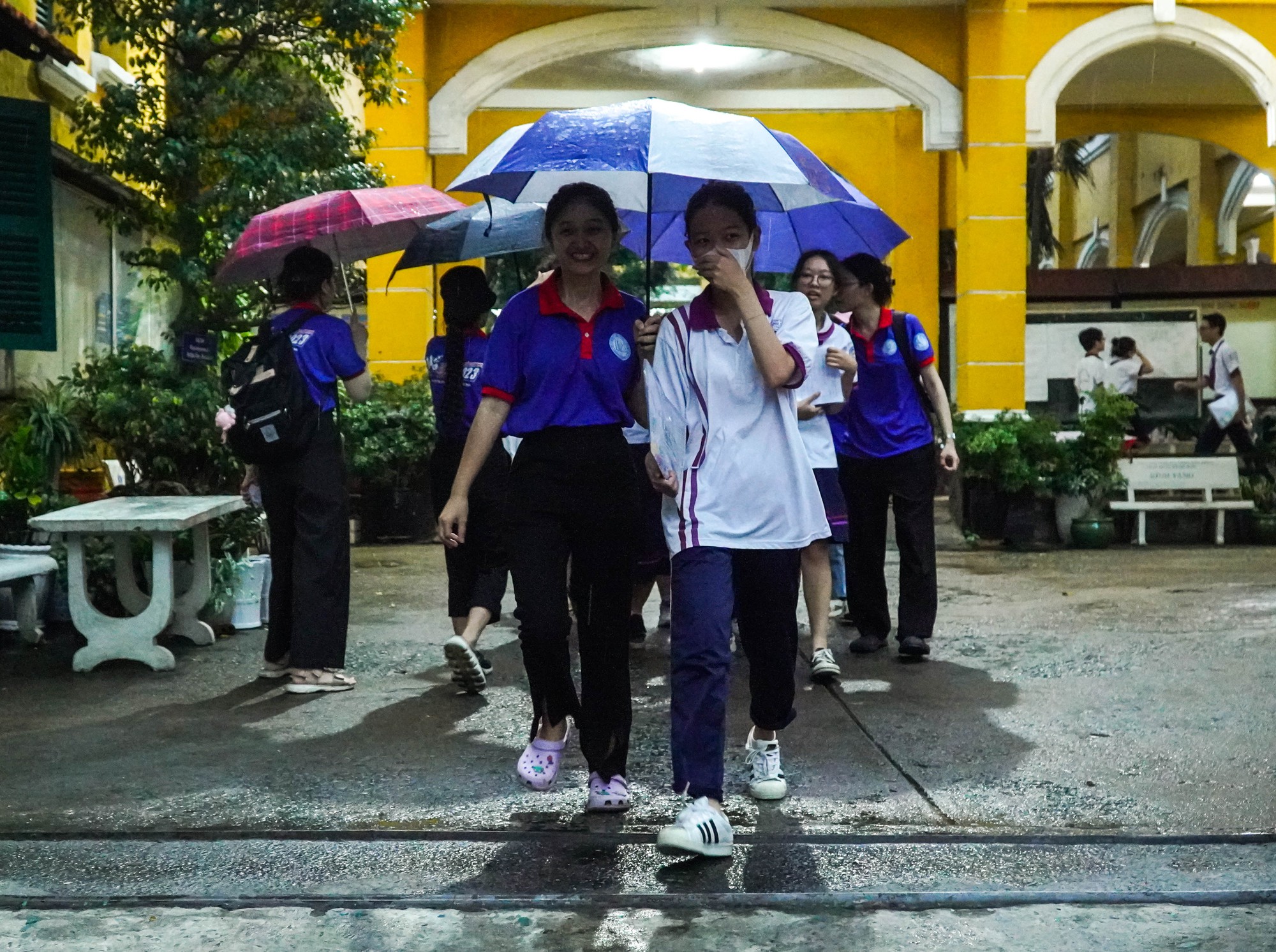 H&igrave;nh ảnh phụ huynh dầm mưa đ&oacute;n con trong cơn mưa lớn ở TP HCM  - Ảnh 3.