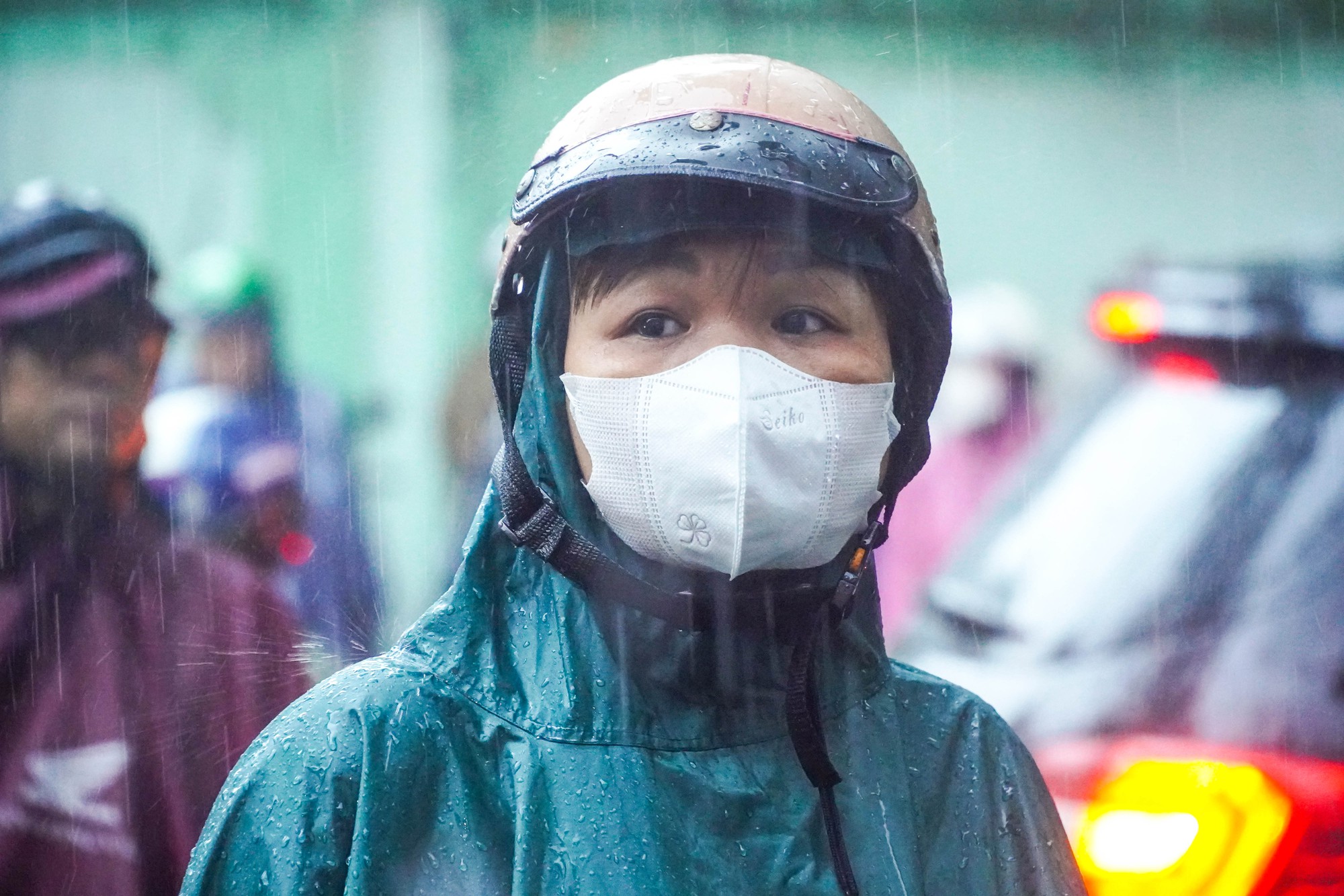H&igrave;nh ảnh phụ huynh dầm mưa đ&oacute;n con trong cơn mưa lớn ở TP HCM  - Ảnh 2.