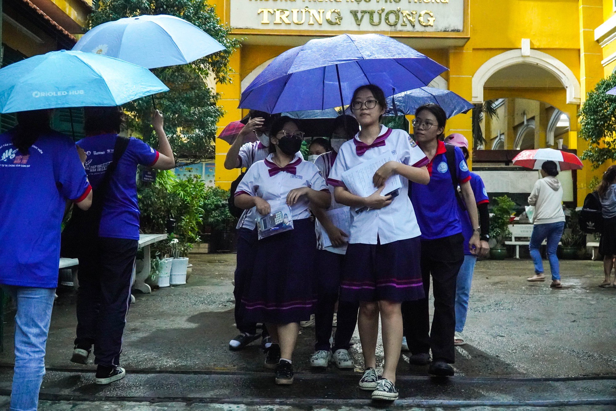 H&igrave;nh ảnh phụ huynh dầm mưa đ&oacute;n con trong cơn mưa lớn ở TP HCM  - Ảnh 4.