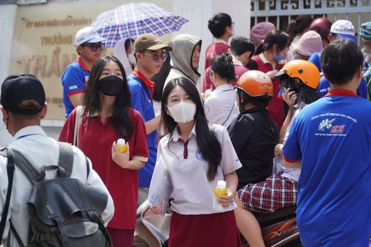 Thi tốt nghiệp THPT 2023: Đề văn quen m&agrave; lạ, nhiều th&iacute; sinh trật tủ - Ảnh 5.
