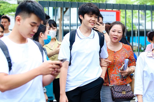Thi tốt nghiệp THPT 2023: Đề văn quen m&agrave; lạ, nhiều th&iacute; sinh trật tủ - Ảnh 12.
