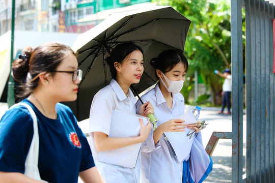 Thi tốt nghiệp THPT 2023: Đề văn quen m&agrave; lạ, nhiều th&iacute; sinh trật tủ - Ảnh 10.