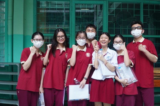 Thi tốt nghiệp THPT 2023: Thí sinh rạng rỡ trước giờ thi môn ngữ văn