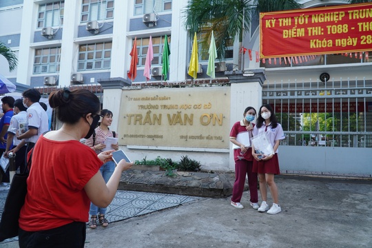 Thi tốt nghiệp THPT 2023: Th&iacute; sinh rạng rỡ trước giờ thi m&ocirc;n ngữ văn - Ảnh 6.