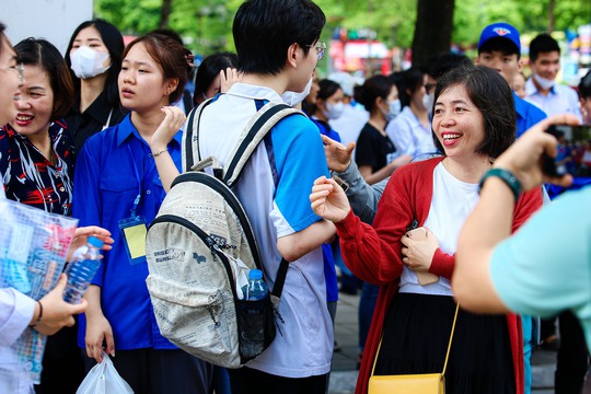 Thi tốt nghiệp THPT 2023: Đề văn quen m&agrave; lạ, nhiều th&iacute; sinh trật tủ - Ảnh 17.