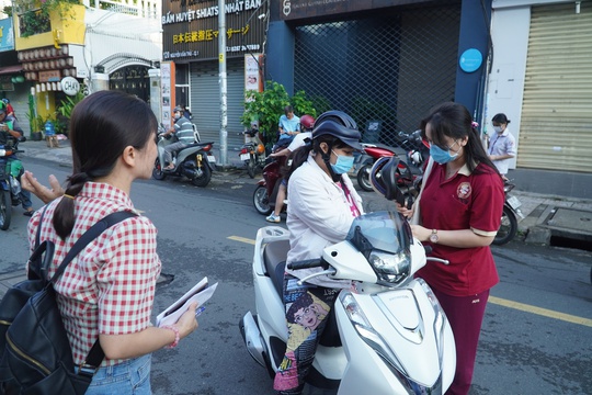 Thi tốt nghiệp THPT 2023: Th&iacute; sinh rạng rỡ trước giờ thi m&ocirc;n ngữ văn - Ảnh 4.