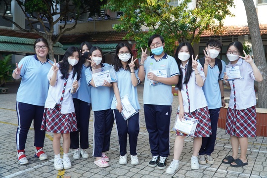 Thi tốt nghiệp THPT 2023: Th&iacute; sinh rạng rỡ trước giờ thi m&ocirc;n ngữ văn - Ảnh 3.