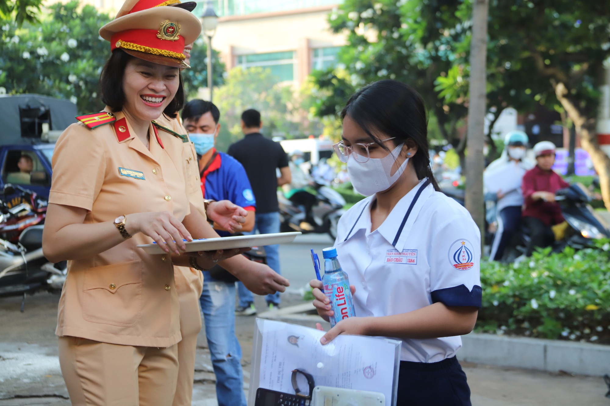 CSGT TP HCM tiếp sức sĩ tử tốt nghiệp THPT - Ảnh 4.