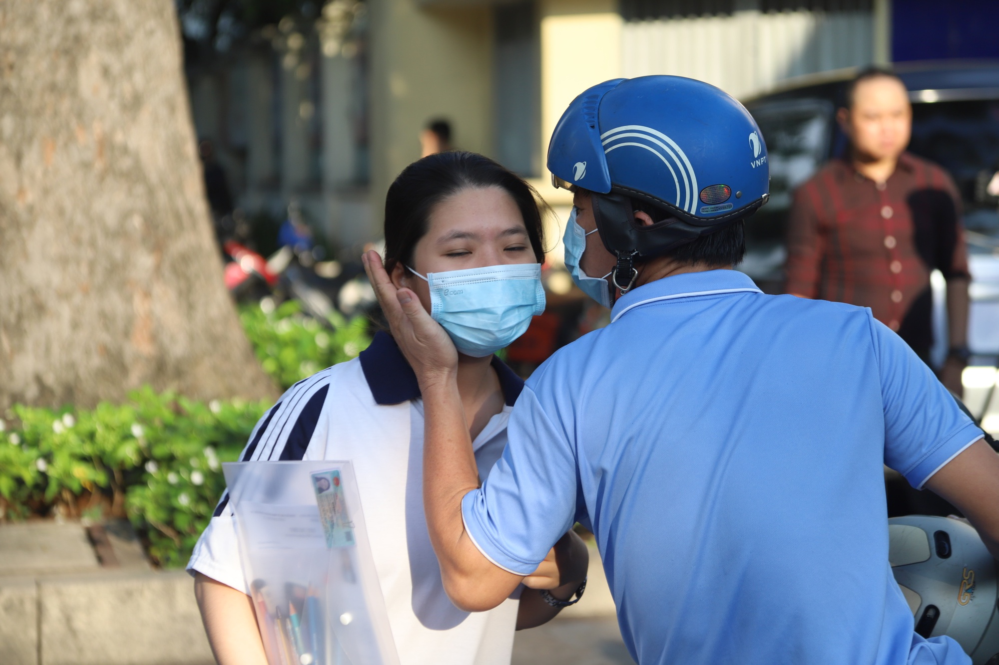 CSGT TP HCM tiếp sức sĩ tử tốt nghiệp THPT - Ảnh 2.