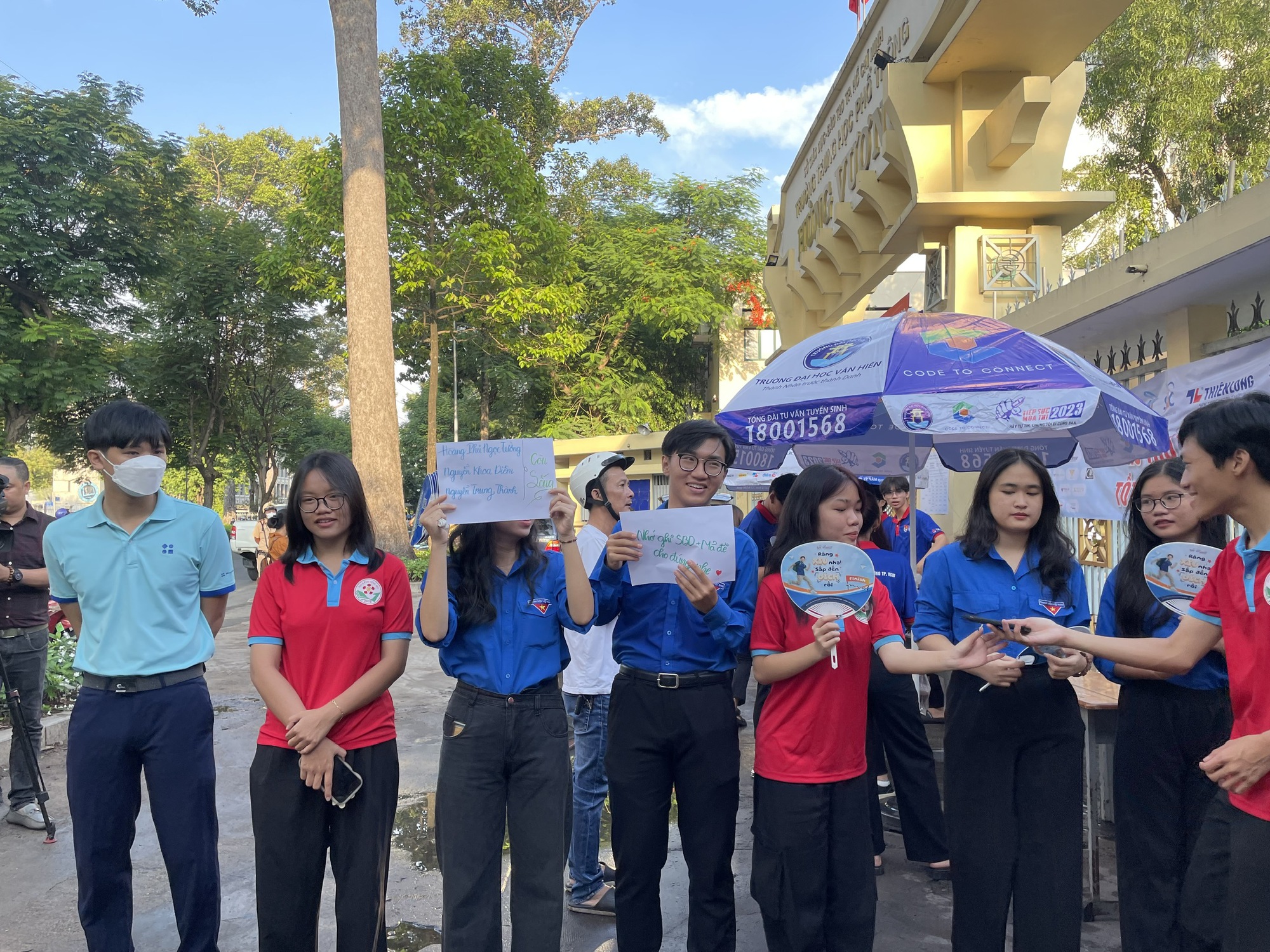 CSGT TP HCM tiếp sức sĩ tử tốt nghiệp THPT - Ảnh 8.