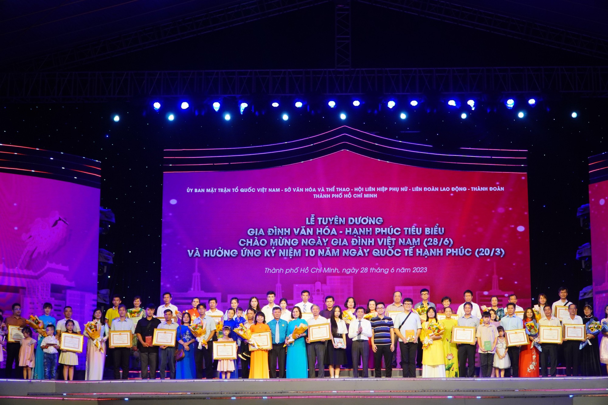 Chương tr&igrave;nh văn nghệ đặc sắc mừng Gia đ&igrave;nh hạnh ph&uacute;c- Quốc gia thịnh vượng - Ảnh 4.