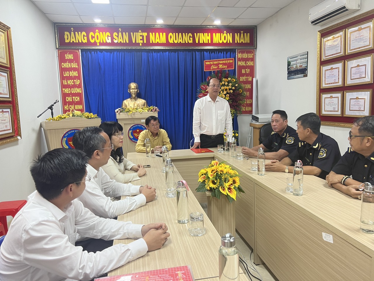 Ph&oacute; B&iacute; thư Th&agrave;nh ủy TP HCM Nguyễn Hồ Hải thăm lực lượng ph&ograve;ng, chống ma t&uacute;y - Ảnh 1.