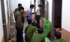 Sau tiếng thét lớn, nhân viên nhà nghỉ thấy đôi nam nữ nằm bất động cạnh con dao